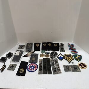 LOT OF US ARMY MILITARY PATCHES And PINS !!